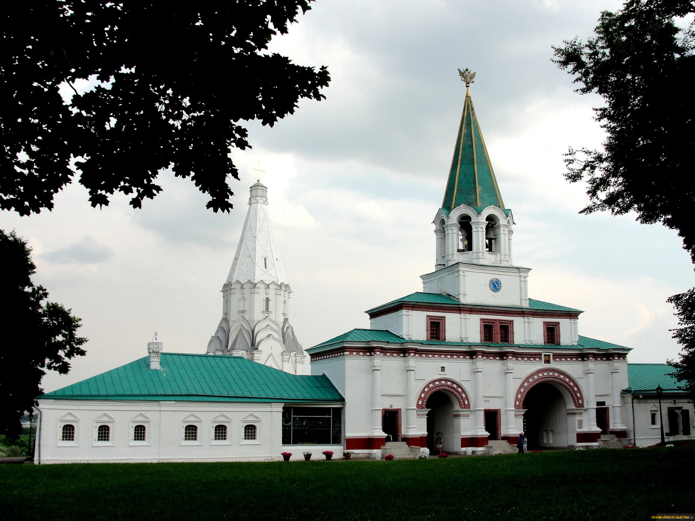 Парк Коломенское. Церковь Вознесения в Коломенском. Усадьба Коломенское фото. Красивые обои Москва Коломенское.